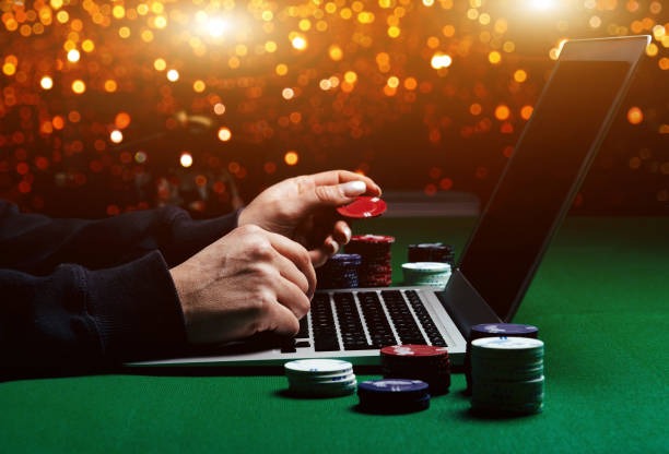 dosis77 live-dealer lottery gaming studio showing Dragon Tiger card table and dealer with HD video feed
